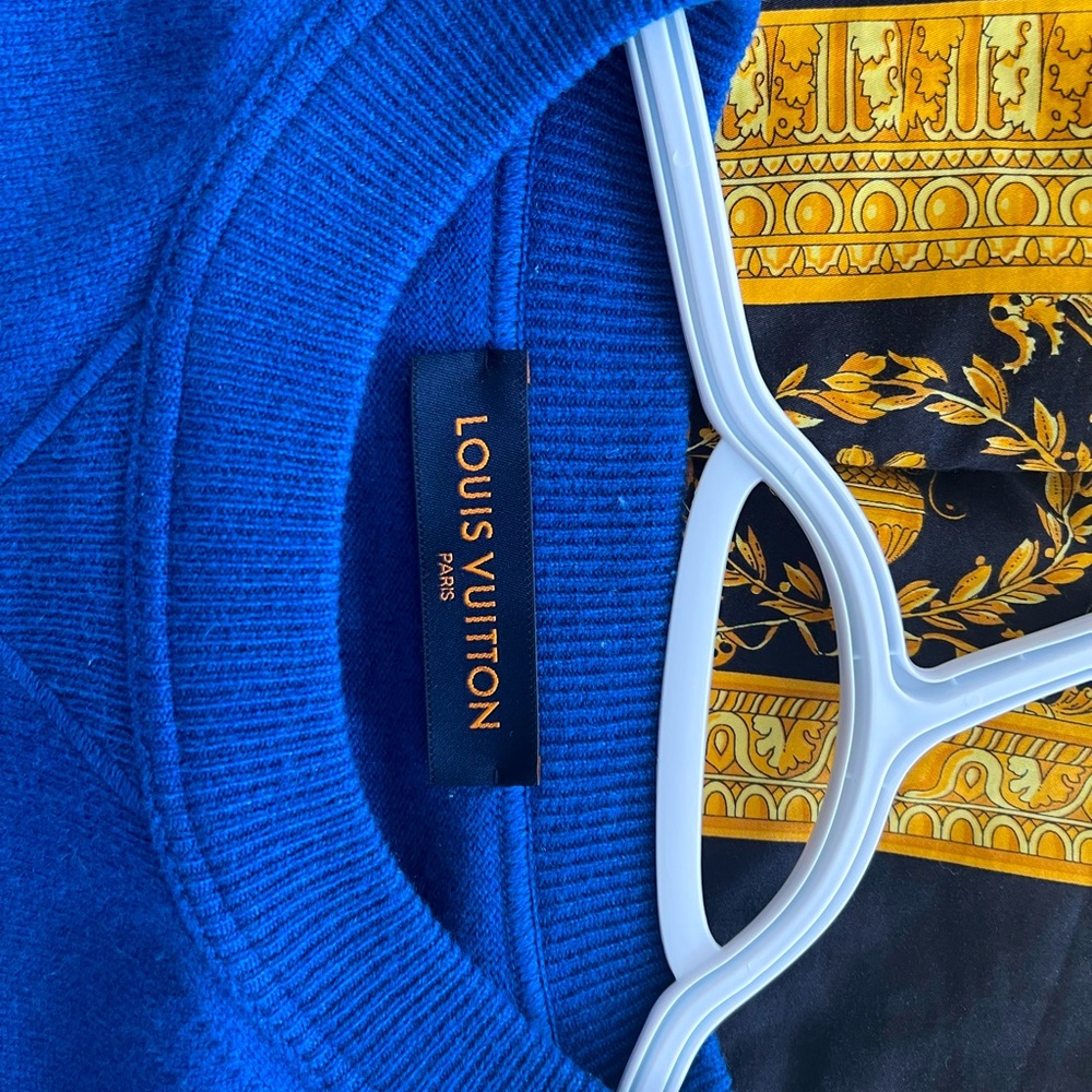 Louis Vuitton Cashmere sweater This is an absolutely stunning blue cashmere